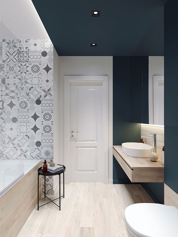 salle de bain moderne petit espace évier meuble bois minimaliste cuvette wc suspendue baignoire blanc et bois