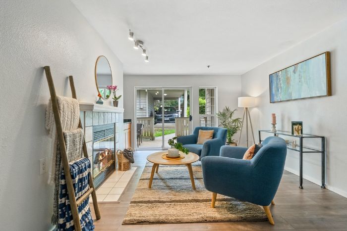 salle de sejour style scandinave fauteils en bleu pastel tapis en fourrure salon petit espace