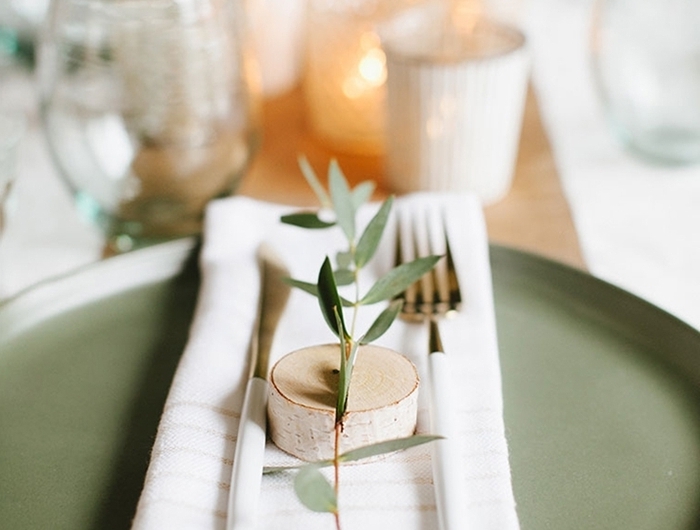 serviette blanche franges rondelle bois brin verdure couvercle décoration de table de noël bougie style minimaliste