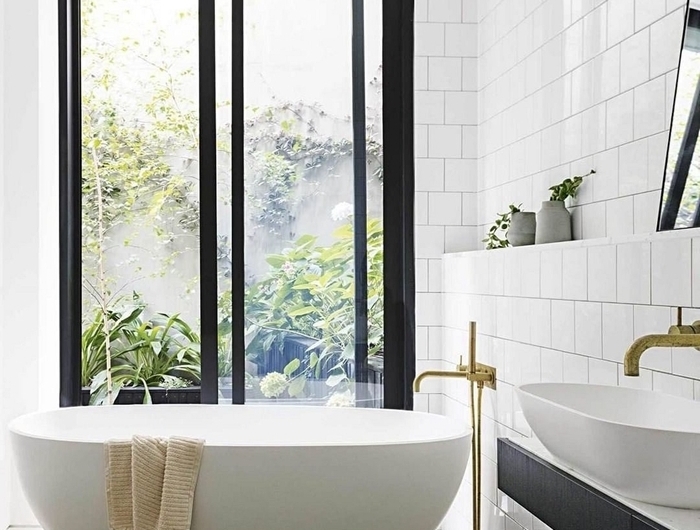 serviette de bain beige franges petite salle de bain avec baignoire autoportante blanche robinet laiton