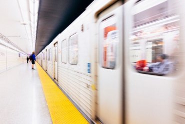 station de metro femme qui montе dans le vagon