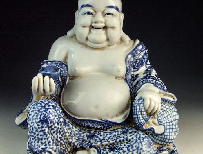 statue de bouddha sourriant avec un ventre gonfle et torse nu