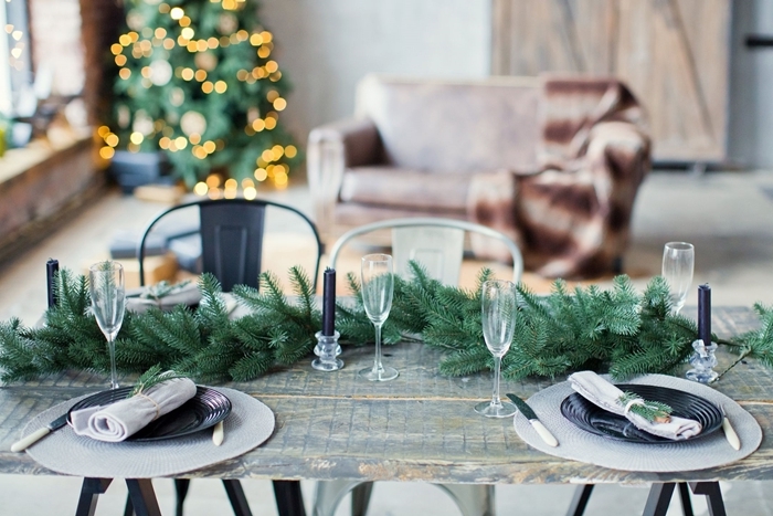 table bois brut déco rustique style minimaliste verre champagne centre de table noel assiette ronde noire serviette blanche