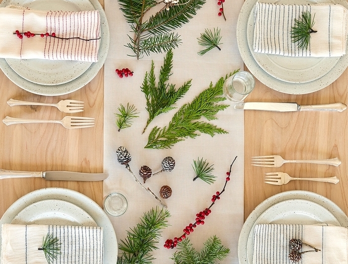 table de noel rouge et or comment arranger les couvercles table festive style nature minimaliste branches vertes