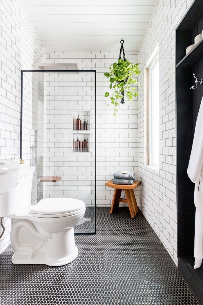 tabouret bois suspension plante verte carrelage blanc rangement serviette panneaux bois aménager petite salle de bain