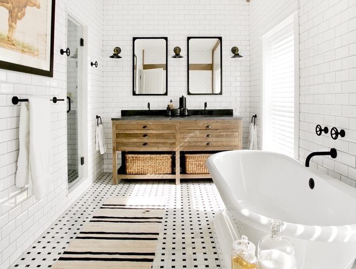 tapis beige et noir style scandinave carrelage blanc et noir petite salle de bain avec baignoire autoportante