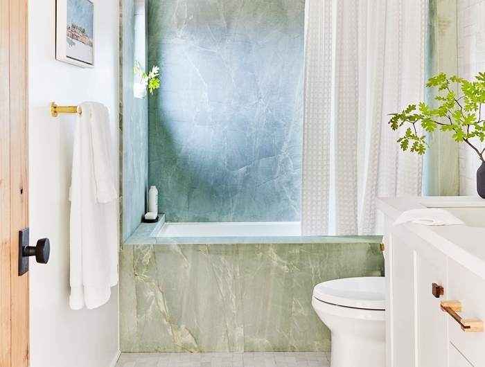 tapis de bain blanc carrelage gris clair rideaux baignoire modele salle de bain séche linge plante verte