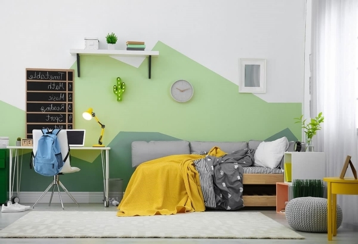 tete de lit peinture nuances de vert tendance décoration intérieur chambre étudiant bureau blanc lampe bureau jaune pouf crochet