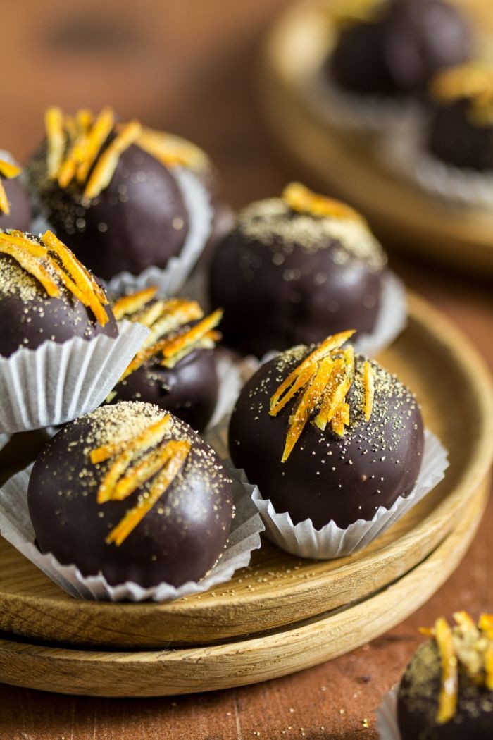 truffes vegan au chocolat enrobés de chocolat avec décoration d écorce d orange et de la poudre dorée comestible