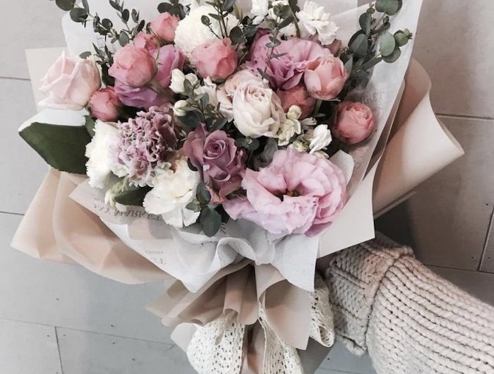 un bouquet des fleurs magnifique cadeau universel pour anniversaire en confinement