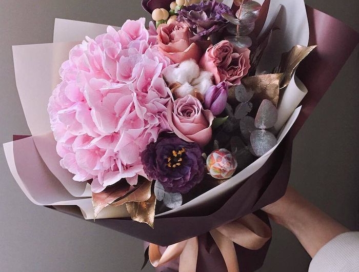 un bouquet magnfique avec des roses violets cadeau anniversaire femme 25 ans