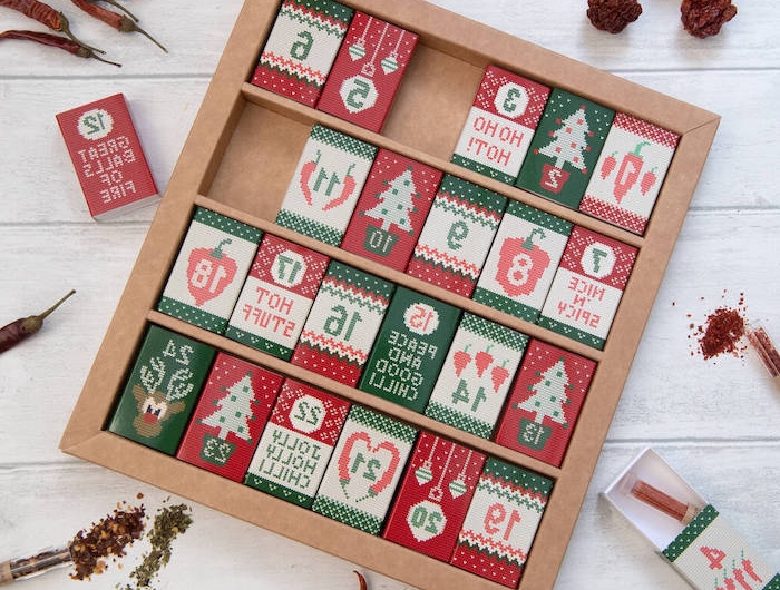 un calendrier de l avent avec des petits cadeaux de poivrons rouges idee piquante et gastronomique