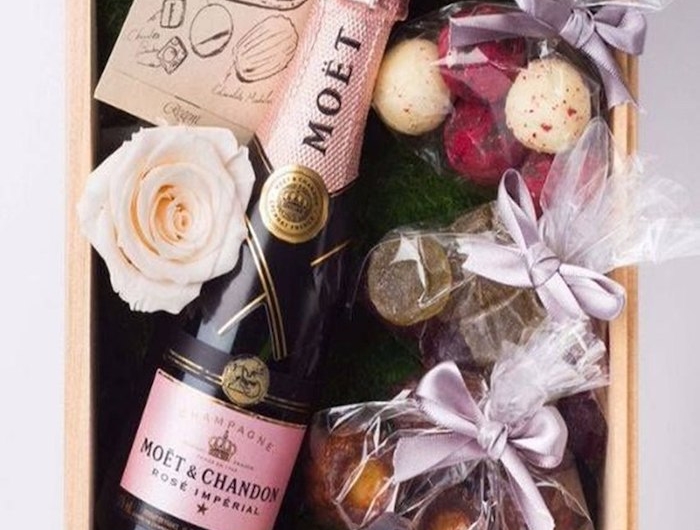 une boite cadeaux d anniversaire en confinement avec des macarons champagne et des fleurs
