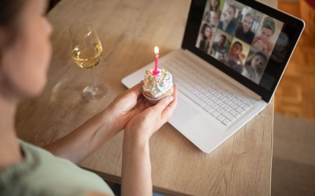 une femme qui fete une anniversaire seule devant l ordinateur que faire le jour de son anniversaire