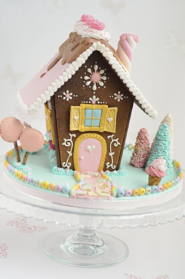 une maison en pain d épice originale avec des figurines en sucre colores idee menu noel