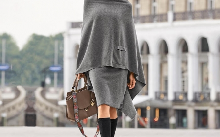 une tenue hiver femme code business poncho gris combinee avec une jupe de la meme couleur