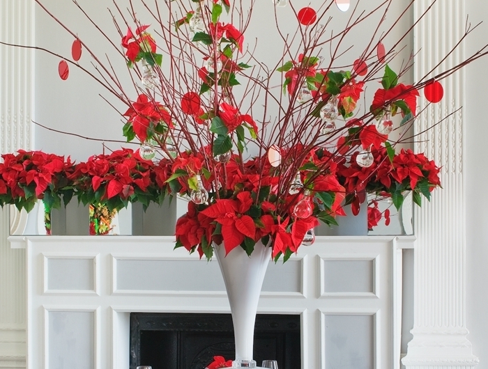 vase blanc cheminée décoration salon noel murs blancs nappe blanche couvercles verres table de noel rouge et or