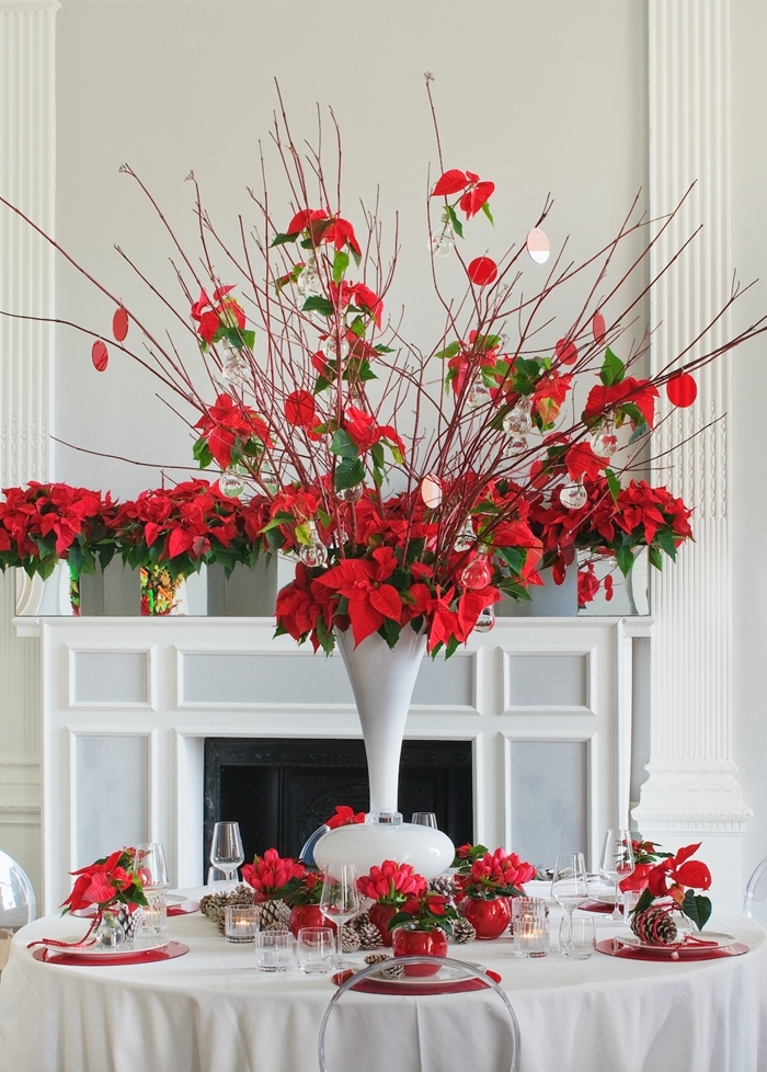 vase blanc cheminée décoration salon noel murs blancs nappe blanche couvercles verres table de noel rouge et or déco table de Noël nature