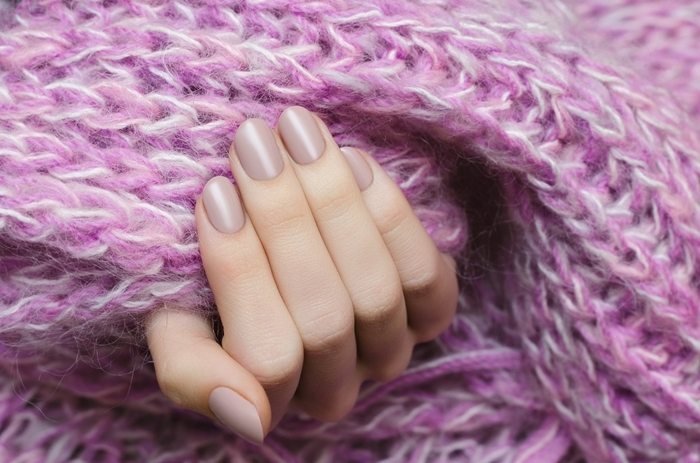 écharpe en crochet violet ongle en gel nude manucure ongles courts finition brillante ou mate mains hiver soins