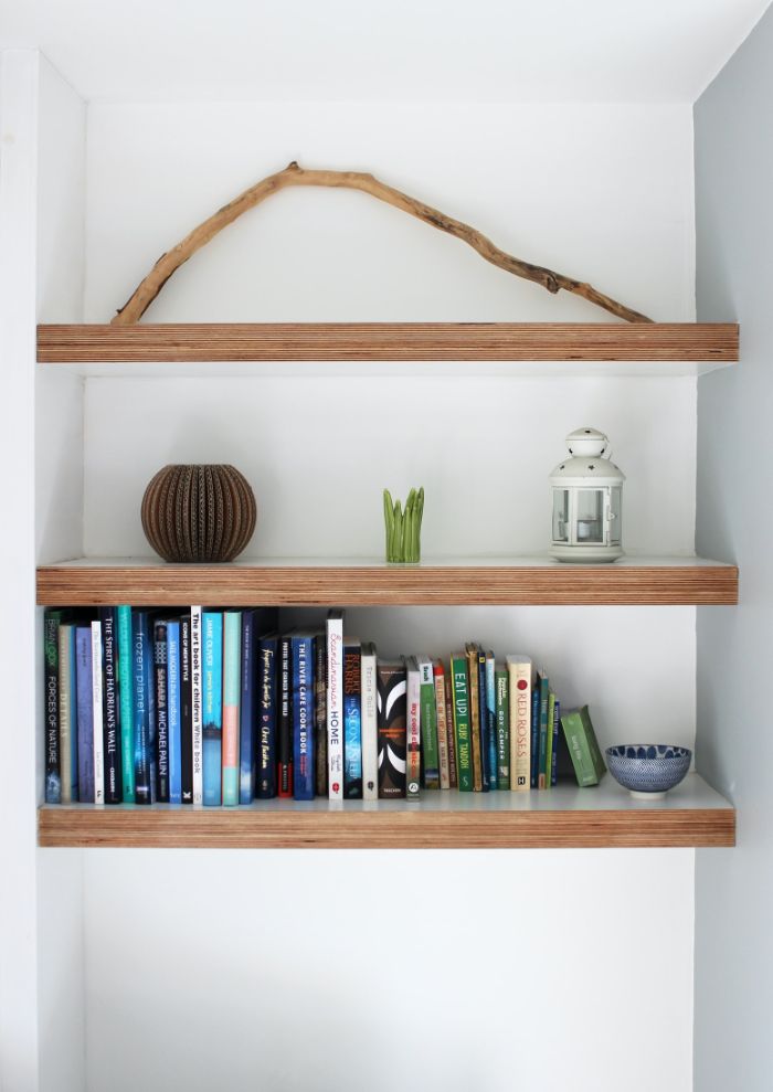 étagère bibliothèque idée de simples étagères installées dans une alcôve entre deux murs