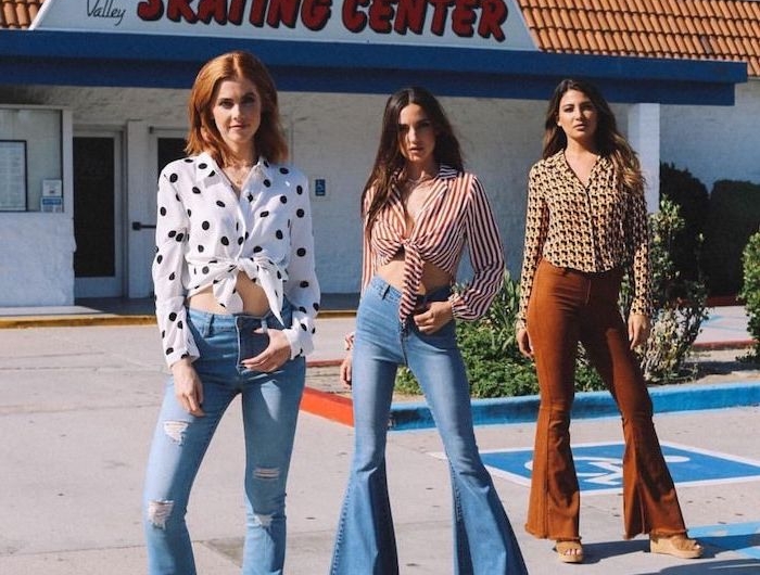 70s tenue aestetic trois filles en pantalons cloche et des chemisiers