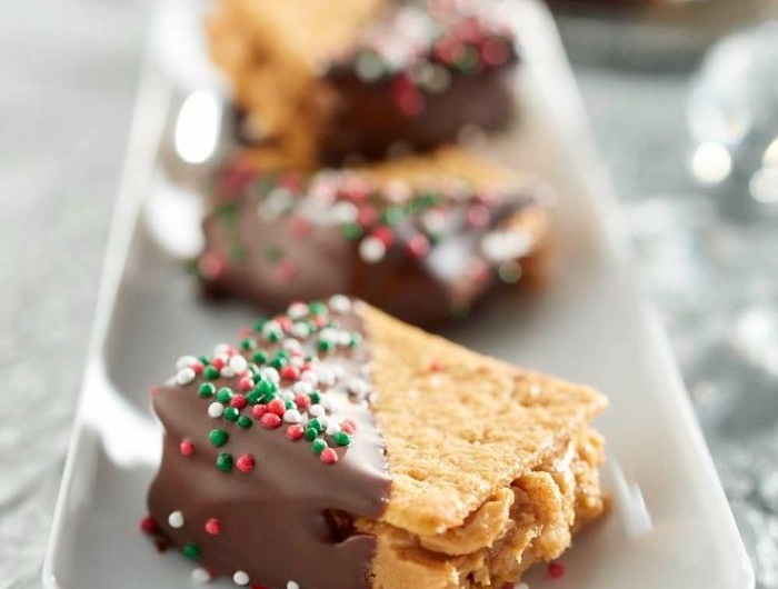 biscuits avec du beurre de cacahuete et topping de chocolat et billes colorées exemple recette dessert gouter original