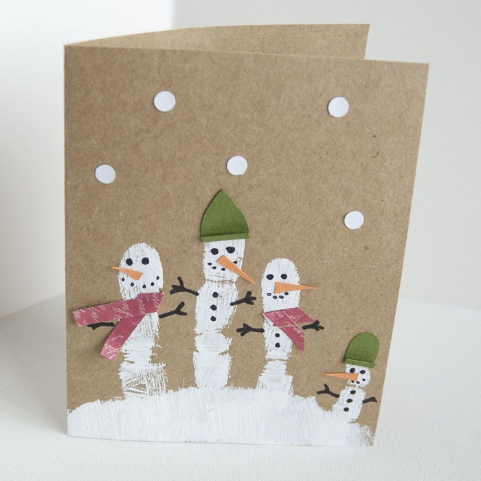 bonhommes de neige en pousses de peinture blanche avec des nez chapeaux écharpes de papier sur du papier kraft