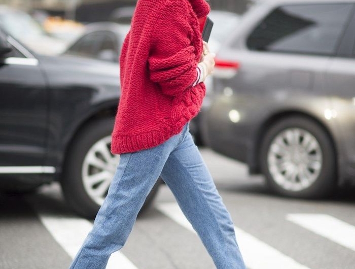 bonnet femme pompon combine avec un jean boyfriend et manteau tricote rouge