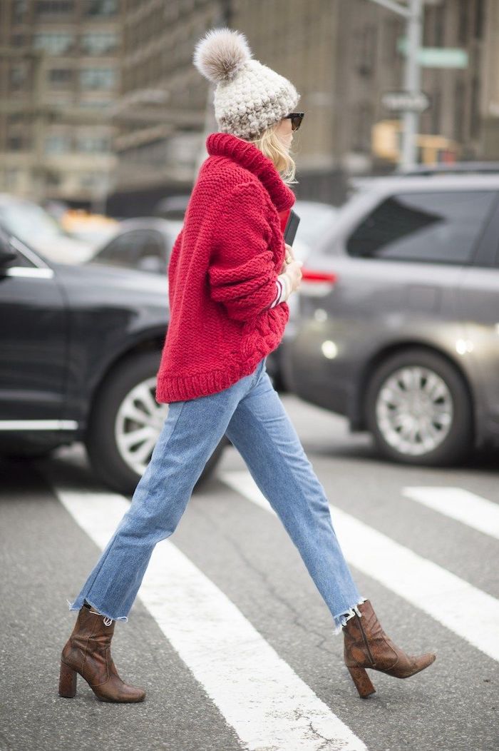 bonnet femme pompon combine avec un jean boyfriend et manteau tricote rouge