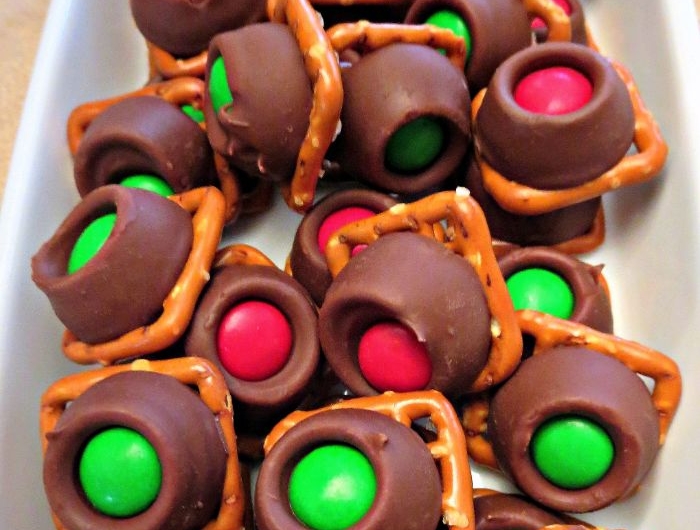 bretzels chocolat caramel avec bonbon rouge vert chocolat idée recette noel repas sucré enfant
