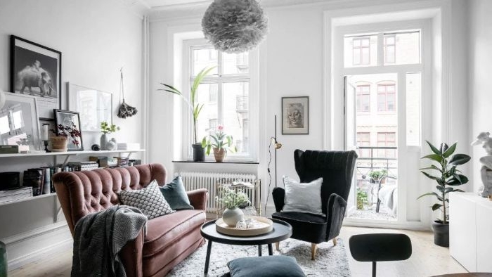 canapé couleur rose framboise tapis gris murs blancs déco art noir et blanc suspension originale espace cocooning appartement haussmannien