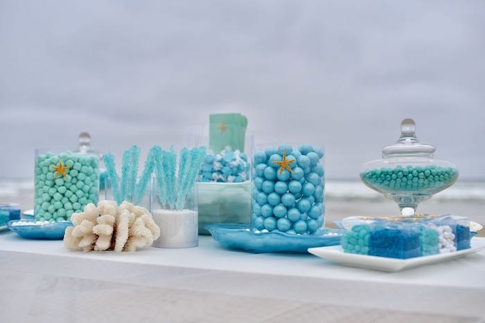 candy bar thematique ocean avec des bonbons bleus verts et blancs