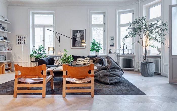 chaises de bois pour réchauffer l ambiance dans un salon chaleureux en gris et blanc avec assises cocooning et quelques plantes vertes d interieur