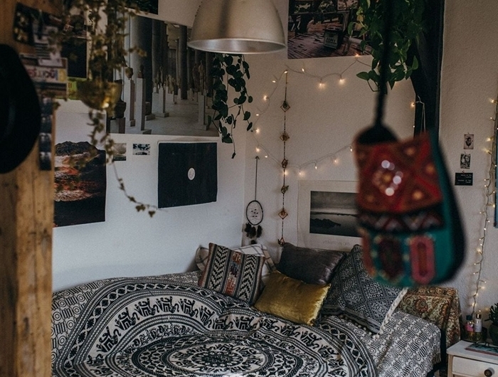 chambre ado fille 14 ans style hippie chic parquet bois couverture de lit mandala mur affiches cadre lit
