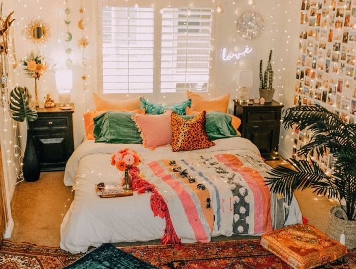 chambre aesthetic style éclectique accents ethniques accessoires mur polaroids plaid franges multicolore
