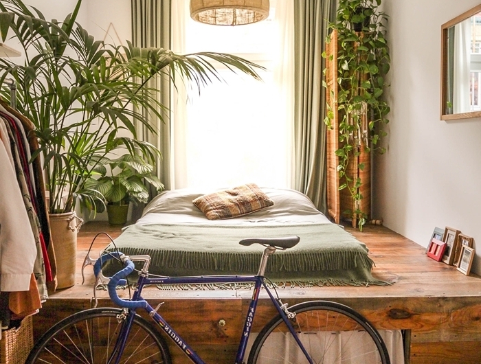 chambre tumblr parquet bois foncé rideaux vert de gris plantes grimpantes palmier intérieur lampadaire rotin