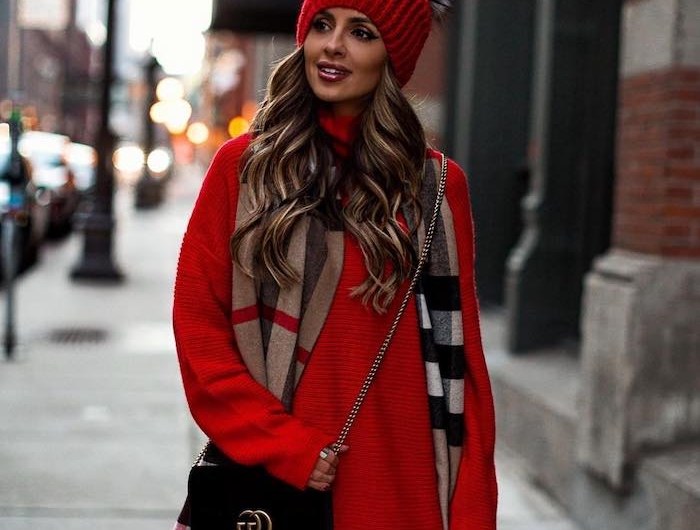 chapeau bob ou beanie avec une robe tricotee rouge un echarpe burreberry et sac en bandouliere