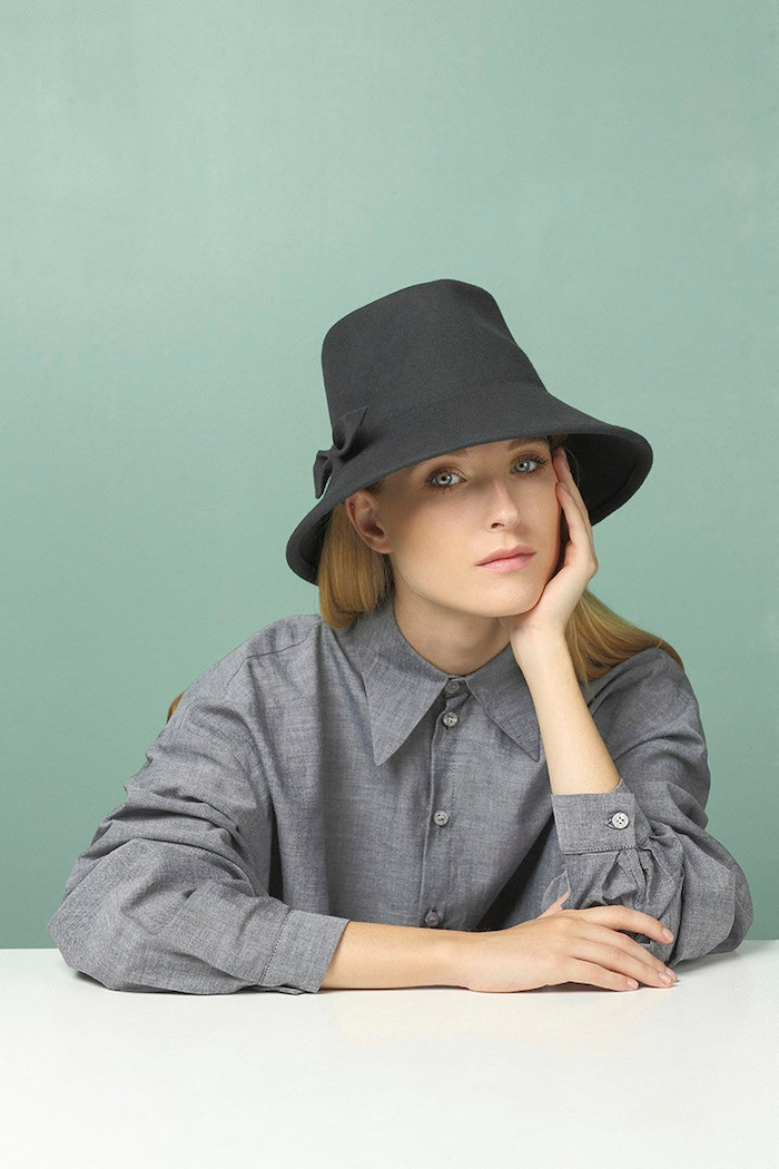 chapeau fedora femme en gris avec un ruban une femme vetue en chemisier gris.jpg