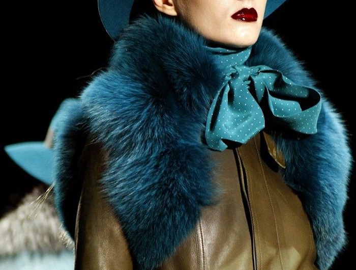 chapeau femme hiver tendances 2020 feutre turqouis combine avec une chale en forrure