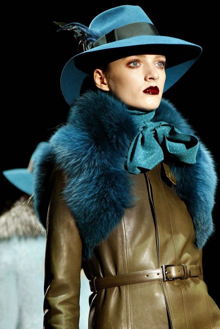chapeau femme hiver tendances 2020 feutre turqouis combine avec une chale en forrure 