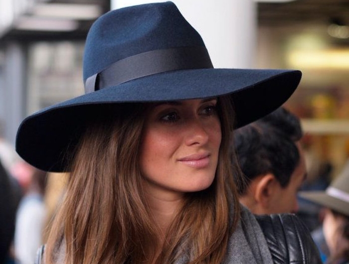 chapeau feutre femme capeline stylisee en bleu marine avec un bandeau noir