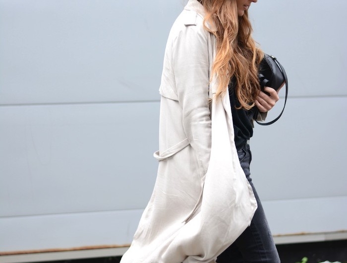 chapeau hiver femme avec des baskets et un manteau beige enorme