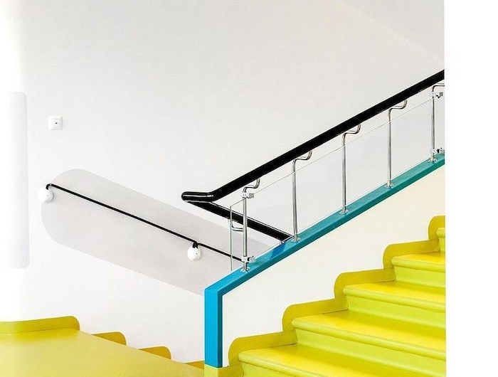 code couleur pantone escalier dans un batiment