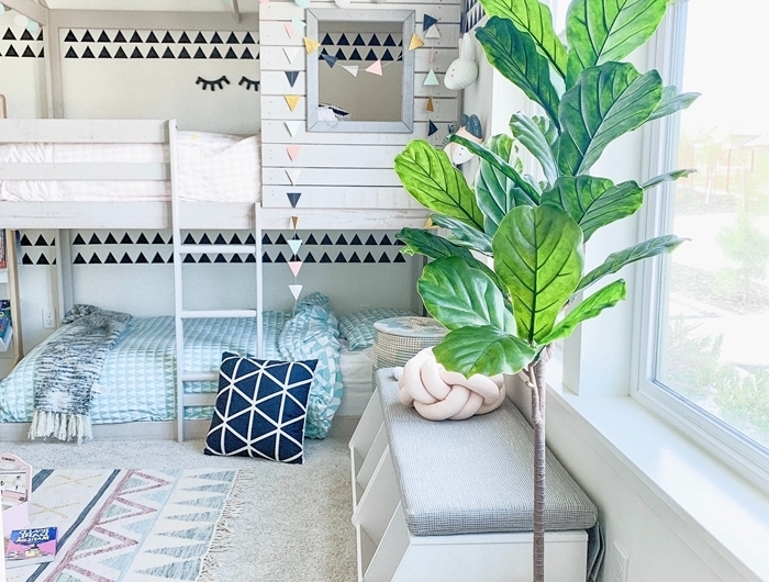 comment décorer sa chambre plante verte panier tressé tapis couleurs pastel motifs géométriques