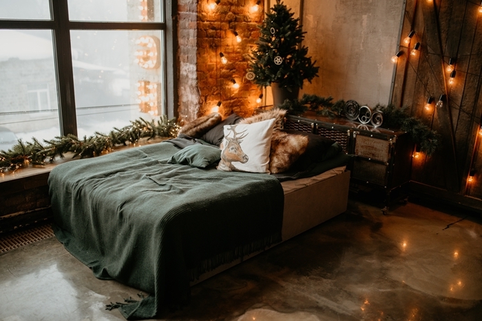 cosy deco noel chambre à coucher scandinave couverture de lit vert foncé coussin cerf mini sapin nature
