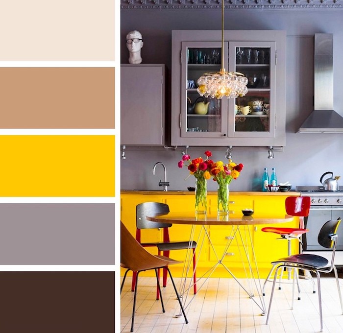 couleur de l année pantone 2021 une cuisine avec des murs et placards gris une chaise rouge et des details jauns