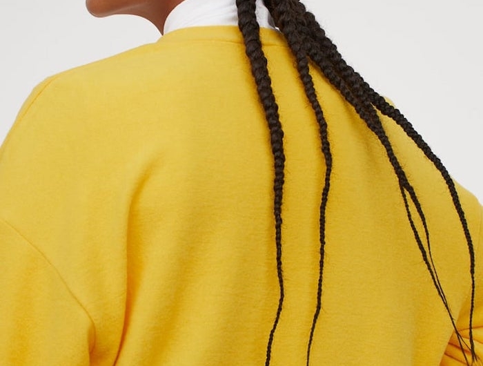 couleur tendance 2021 une fille avec des tresses et un pull jaune