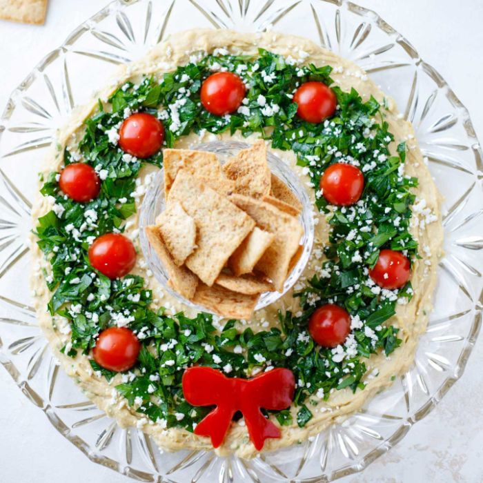 couronne de noel houmous au persil et tomates cerises servi avec des crackers repas de noel original à partager entre amis
