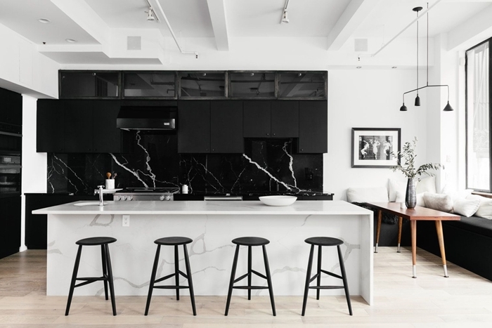 crédence cuisine marbre noir meubles haut noir mat design cuisine de luxe en blanc et noir tabourets de bar