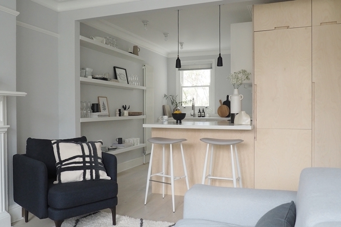 cuisine en l rangement ouvert étagère suspendue fauteuil déco studio avec petite cuisine ouverte îlot bar